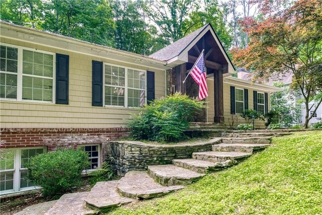 Building Photo - 3859 Peachtree Dunwoody Rd