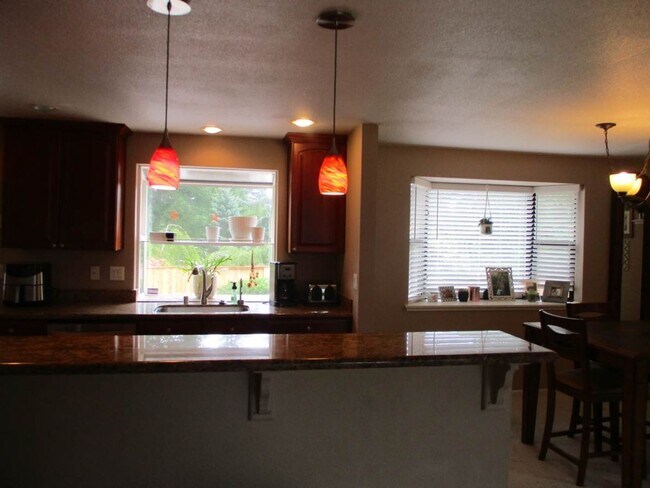 Building Photo - 3 Bedroom, 2.5 bathroom split level home in University Place