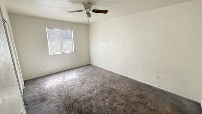Building Photo - Spacious 3 Bed / 1 Bath Apartment with Open Layout & In-Unit Laundry