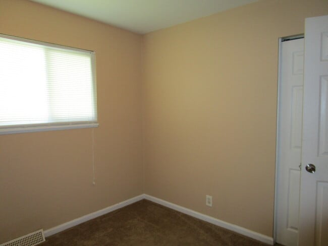 Building Photo - 25606 Hanover St