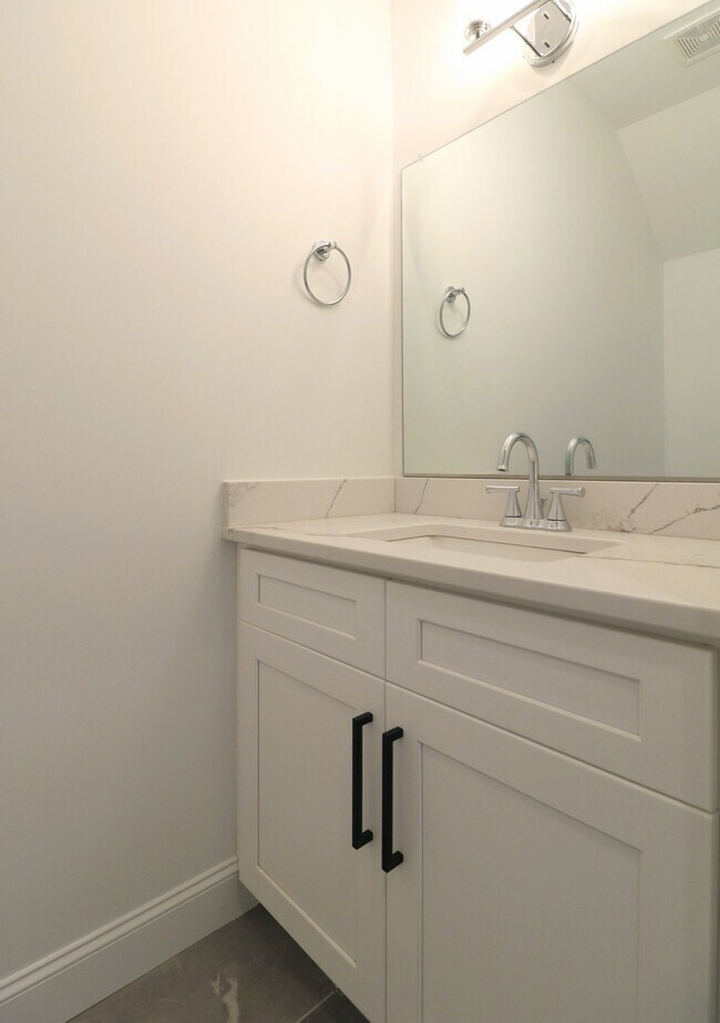 Building Photo - 129 Independence Ln