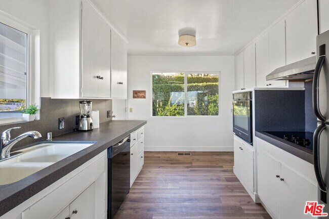 Building Photo - 9432 Sierra Mar Pl