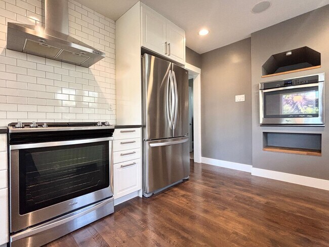 Building Photo - Stunning Remodel Near 9th & 9th!
