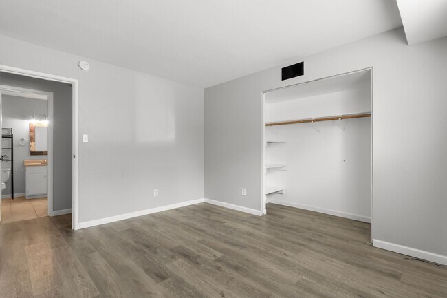 Building Photo - 2BR SFR • Stainless Appliances • Resort Amenities in Denver