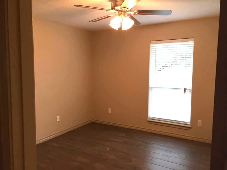 Building Photo - 8341 Oakdale Dr