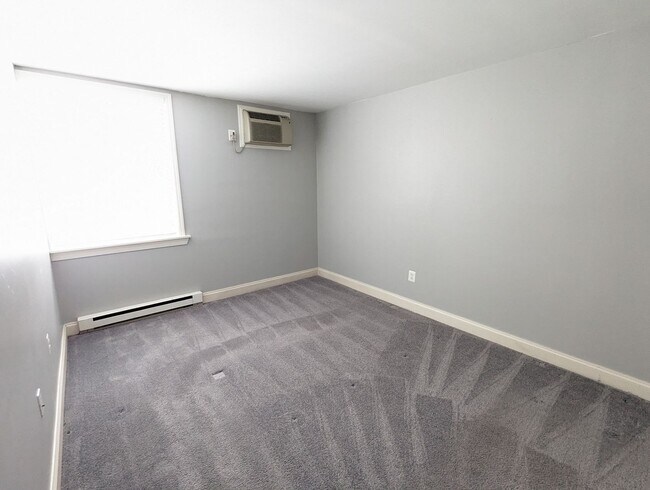 Building Photo - Two bedroom first floor condo in Jefferson...