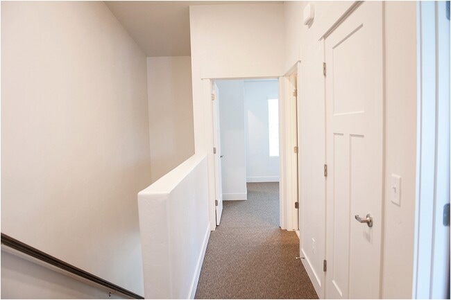 Building Photo - 372 W 200 N