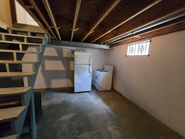 Building Photo - Brick Ranch in the heart of Jeffersontown! Featuring hardwood styled floors, 3 Bedrooms, 1.5 Bath...