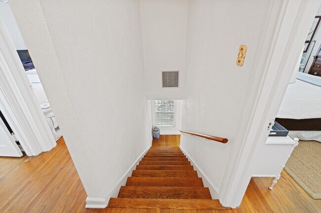 Building Photo - 325 Greymon Dr