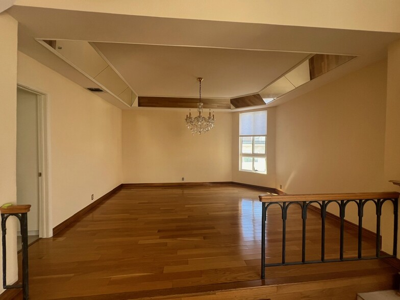 Building Photo - 5333 Zelzah Ave