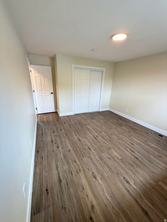 Building Photo - Modern & Updated Living in the Heart of Draper