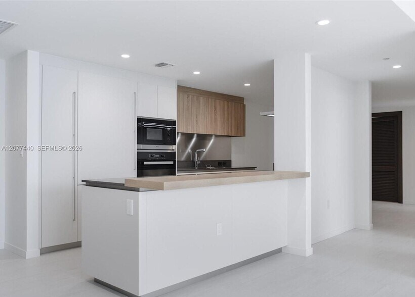 Building Photo - 1000 Brickell Plz