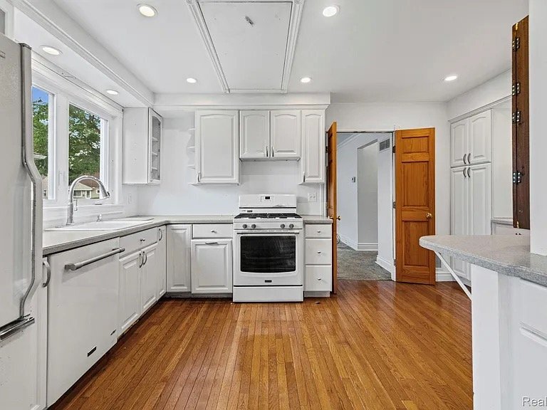 Building Photo - 4010 Linwood Ave