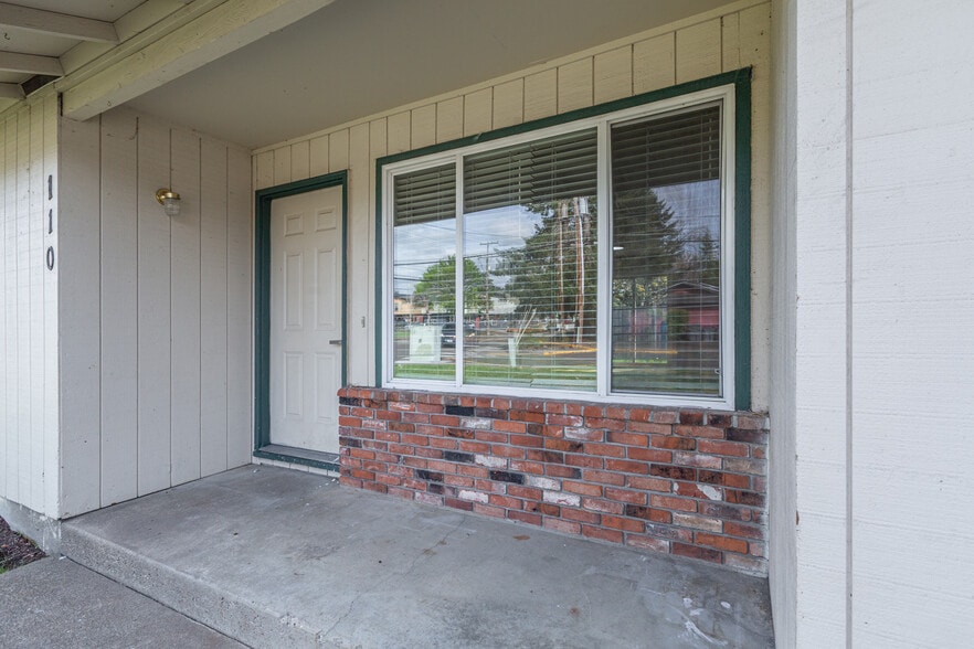 Building Photo - 110 SW Fleishauer Ln