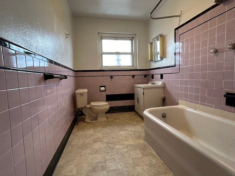 Bathroom p1 - 193 Zerby Ave