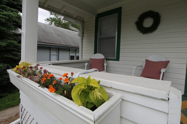 Building Photo - Beautiful 2-bedroom Charmer in Aksarben