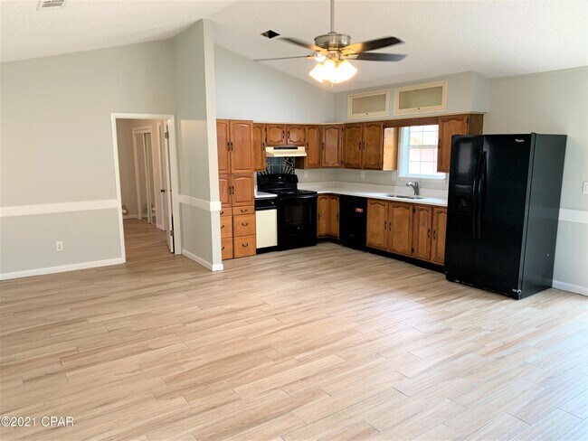 Building Photo - 221 Poinsettia Dr