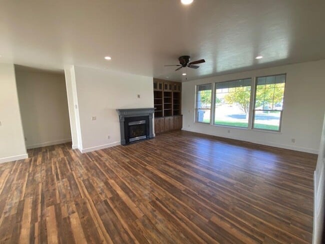 Building Photo - Beautifully Designed 3 Bed Home