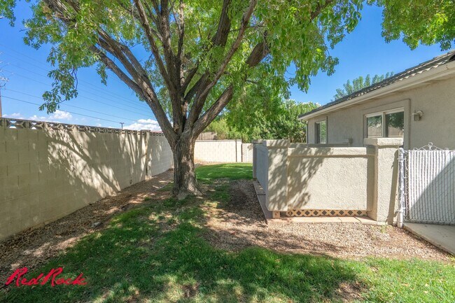 Building Photo - Pet Friendly! 3 Bedroom Single-Level Condo in St. George!