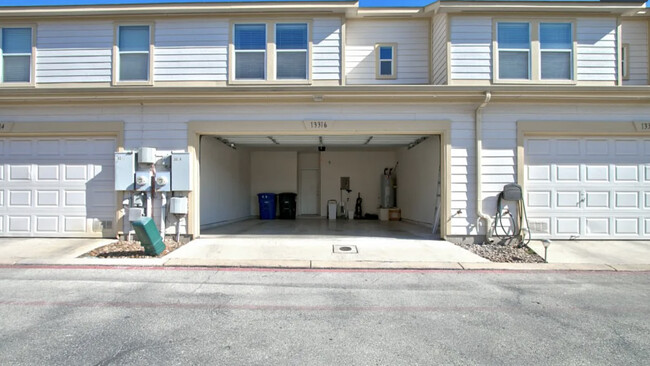 Garage - 13316 Bristow Dawn