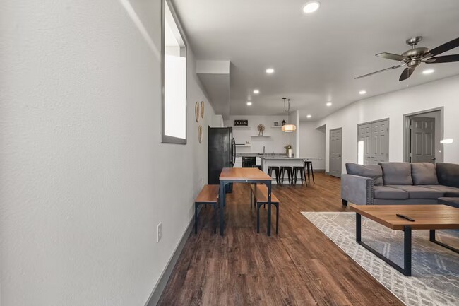 Building Photo - Fully Furnished Rental at Buffalo Springs Lake! All bills paid!
