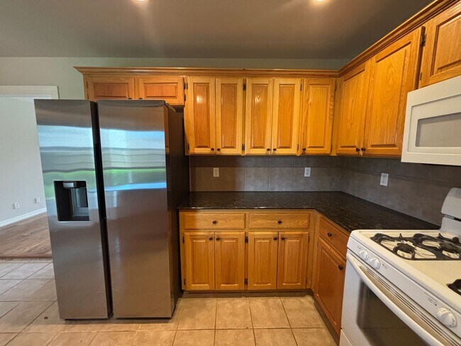 Building Photo - Awesome 3 bed/2bath/2 car Split floor plan in Southfork III!