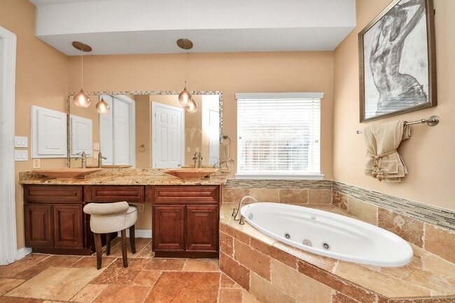 Building Photo - 17314 Pinecreek Hollow Ln