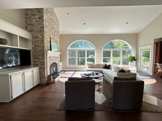 Building Photo - Five Bedroom Home on Almost Two Acres!