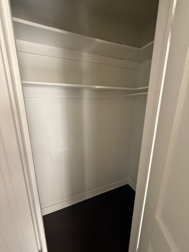 Building Photo - 1 Bed 1 Bath Duplex For Lease Available NOW!