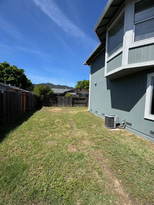 Building Photo - Charming 3 bedroom 1.5 bathroom Two story Town House with an attached garage.