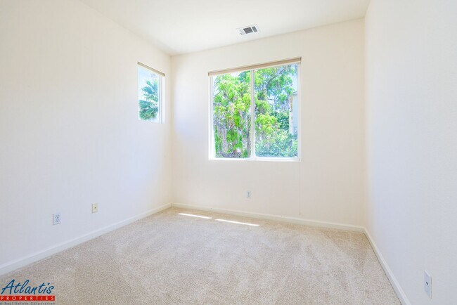 Building Photo - Beautiful Home | Remodeled Kitchen | Centr...