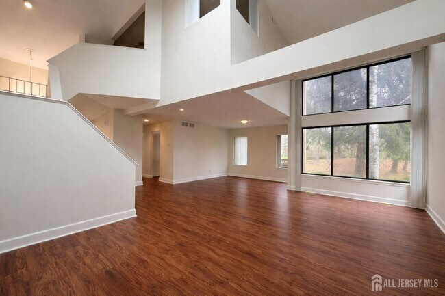 Building Photo - 470 Sayre Dr