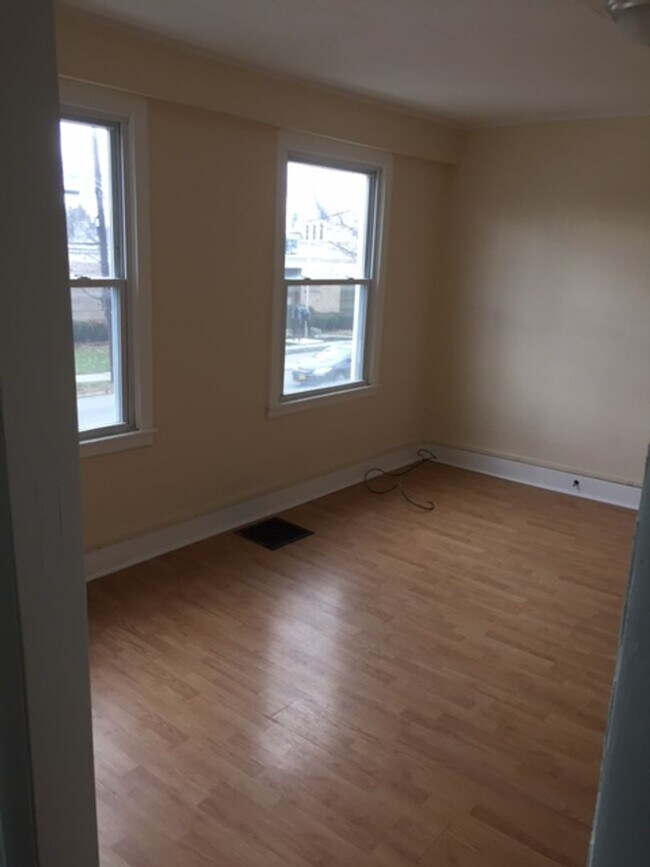 Building Photo - 209 S Main St