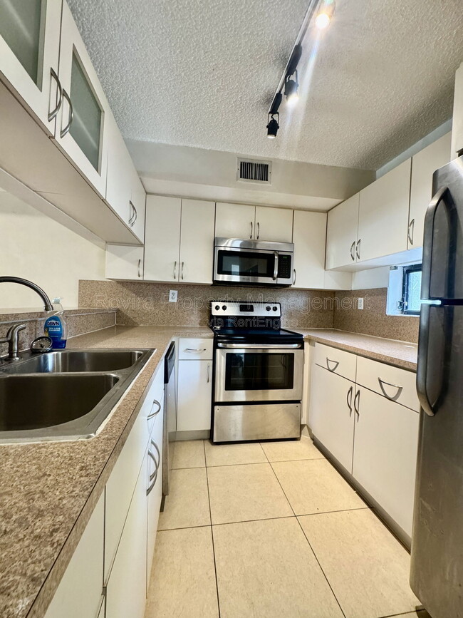 Building Photo - 2180 Brickell Ave