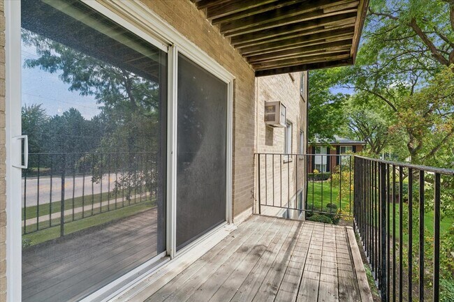 Building Photo - 2424 E Oakton St