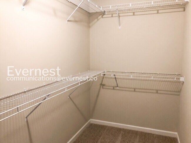 Building Photo - 4 Bed/2.5 Bath Home with Garage / Pet-Friendly / Vouchers Accepted / Available Now!