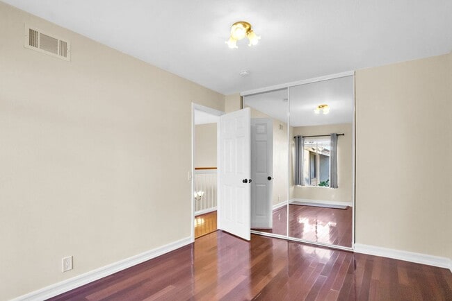 Building Photo - Beautiful townhome in La Jolla!  Three bedrooms plus office/extra bedroom! Available immediately!