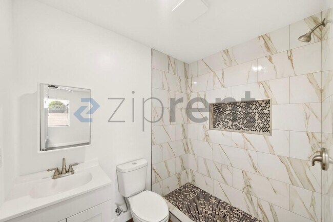 Building Photo - 1421 Astoria Pl