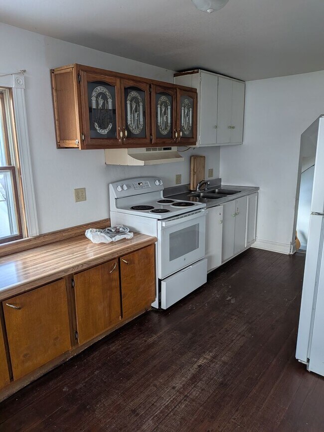 Building Photo - 229 Cedar St