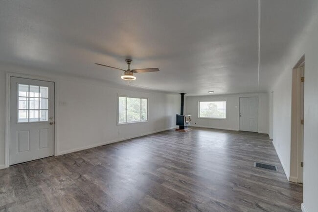 Building Photo - 4 bedroom 2 bath Home