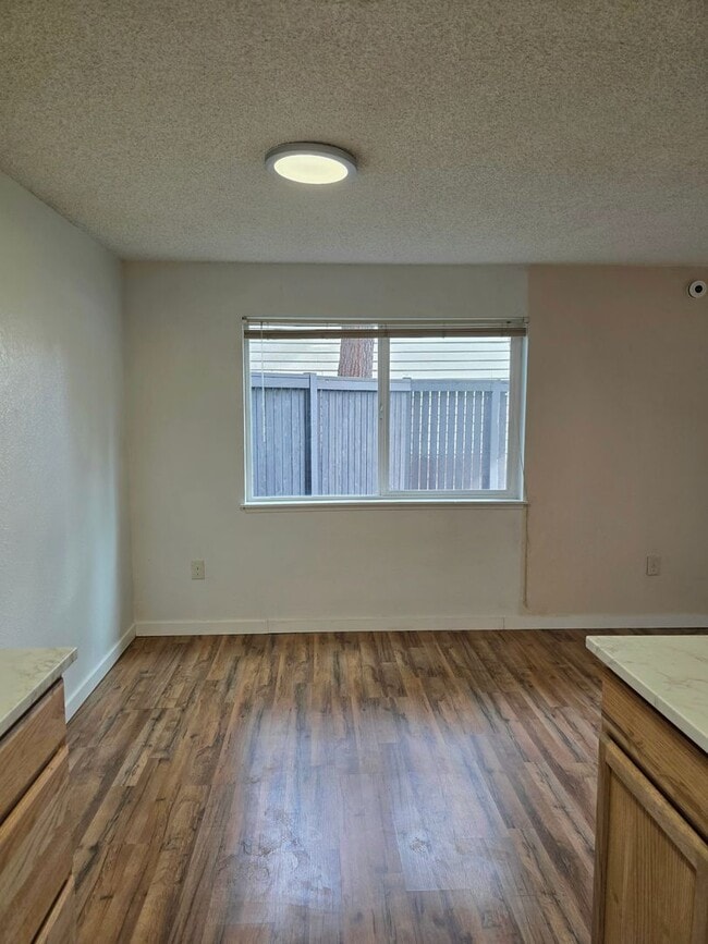 Building Photo - Renton Sunset Heights Condominiums - 2 bedroom 1 bathroom lower floor unit - Water, Sewer & Garba...