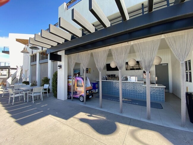 Building Photo - Newer Fully Furnished Private Studio Casit...