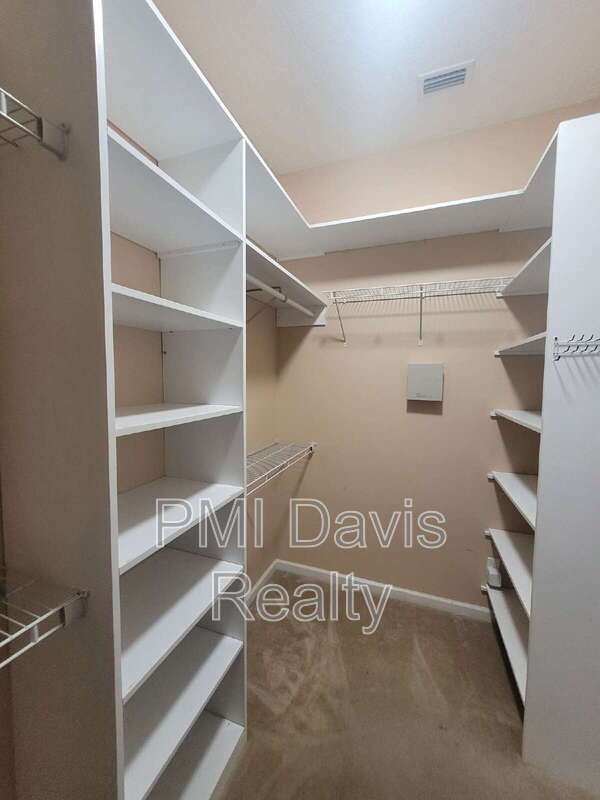 Building Photo - 680 Chestwood Chase Dr