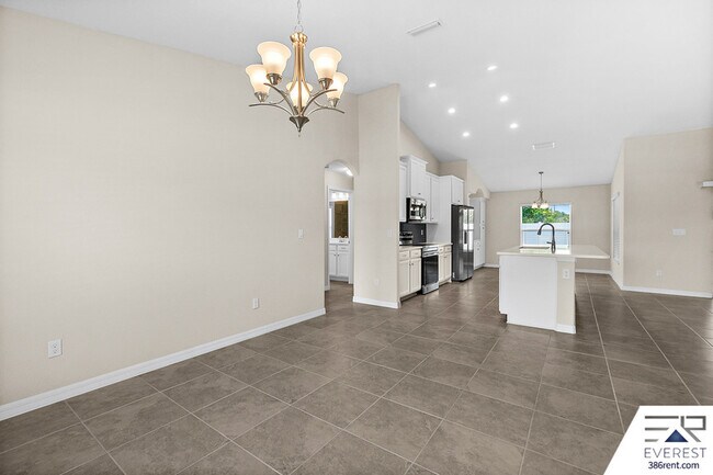 Building Photo - 10 Lysander Ln