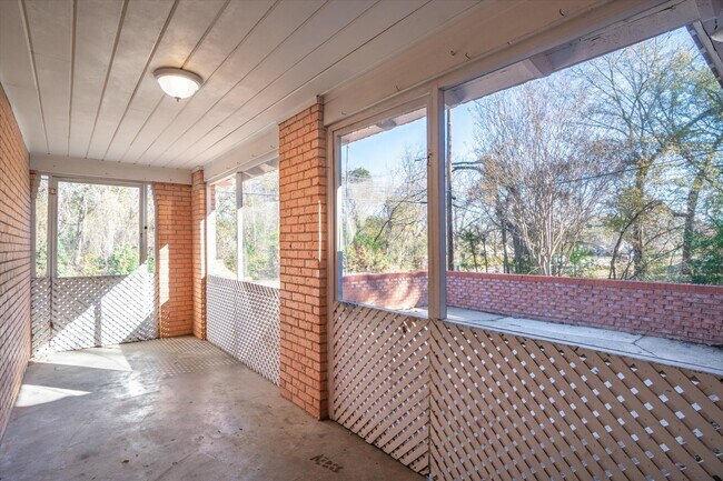 Building Photo - 175 E Elm St