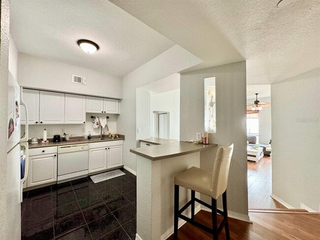 Building Photo - 410 S Armenia Ave