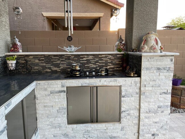 Building Photo - Luxury 5BR Home w/ Solar, Outdoor Kitchen, Backyard Oasis & Media Loft – Phoenix