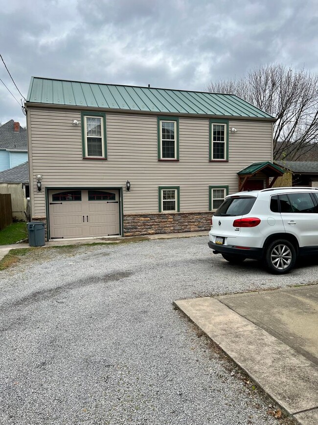 Building Photo - Charming Home - 2 Bed 1.5 Bath - Neville I...