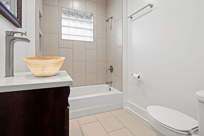 Building Photo - Beautifully Renovated Cottage - Great Nort...