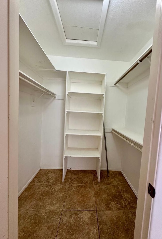 Building Photo - 8878 E Sheena Dr